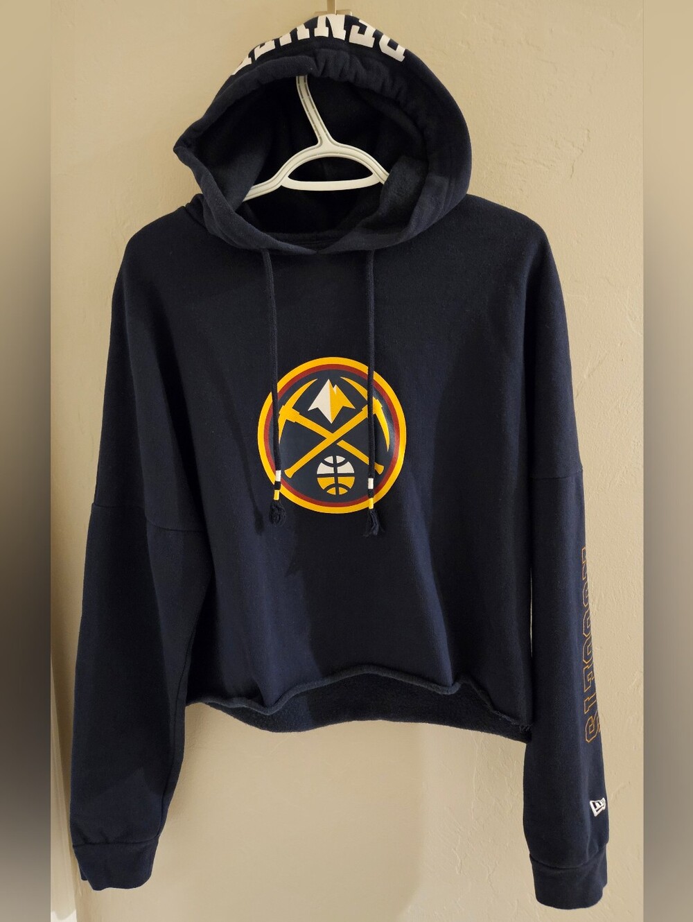 New Era Womens Denver Nuggets Cropped Graphic Hoodie Large